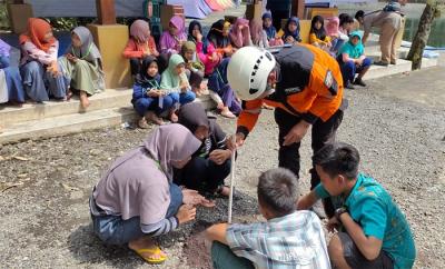 DMC Dompet Dhuafa memberikan materi mitigasi dan kesiapsiagaan bencana Erupsi Gunung Api pada acara kemah ceria.