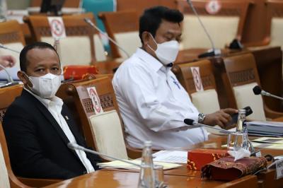 Menteri Investasi/Kepala BKPM Bahlil Lahadalia mengikuti rapat kerja dengan Komisi VI DPR di Kompleks Parlemen, Senayan, Jakarta, Senin (31/1/2022).