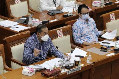 Menteri Perdagangan Muhammad Lutfi (kiri) dan Wakil Menteri Perdagangan Jerry Sambuaga mengikuti rapat kerja dengan Komisi VI DPR di Kompleks Parlemen.