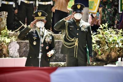 Pangdam XVI/Pattimura Mayjen TNI Richard Tampubolon hari ini, Sabtu (29/01/2022) memimpin langsung prosesi pemakaman militer Praka Rahman Tomilawa.