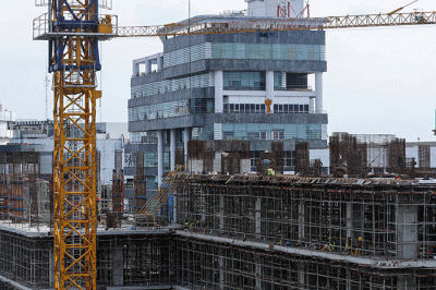 Pekerja beraktivitas di proyek pembangunan gedung Kejaksaan Agung Republik Indonesia di Jakarta Selatan, Senin (31/1/2021).