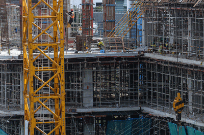 Pekerja beraktivitas di proyek pembangunan gedung Kejaksaan Agung Republik Indonesia di Jakarta Selatan, Senin (31/1/2021).