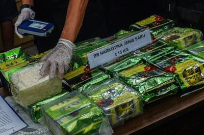 Tiga tersangka diamankan di Kantor Badan Narkotika Nasional Provinsi (BNNP) Sumsel Jalan Gubernur H Bastari, Palembang, Senin (31/1/2022).