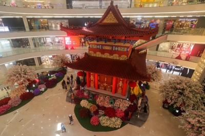 Warga berswafoto dengan latar belakang hiasan Pagoda di salah satu pusat perbelanjaan di Jakarta Pusat, Senin (31/1/2022).