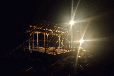 Relawan Indonesia Care membangun hunian sementara pengungsi Semeru di kawasan Candi Puro, Minggu (30/1/2022).
