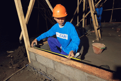 Relawan Indonesia Care membangun hunian sementara pengungsi Semeru di kawasan Candi Puro, Minggu (30/1/2022).