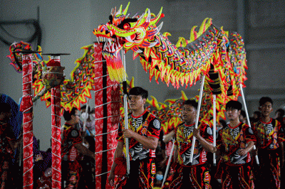 Sejumlah pengunjung menyaksikan atraksi Barongsai di Margocity, Depok, Jawa Barat, Selasa (1/2/2022).