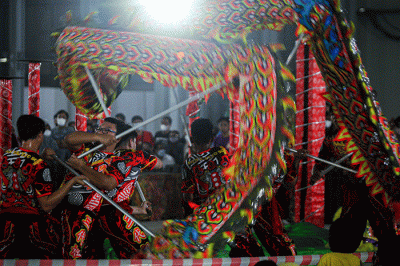 Sejumlah pengunjung menyaksikan atraksi Barongsai di Margocity, Depok, Jawa Barat, Selasa (1/2/2022).