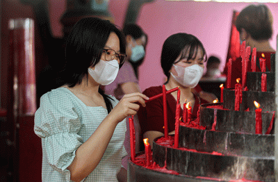 Sejumlah warga keturunan Tionghoa menjalani sembahyang pada perayaan Tahun Baru Imlek 2573 di Vihara Gayatri, Cilangkap, Depok.