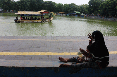 Warga mengisi waktu liburan tahun baru Imlek bersama keluarga di kawasan Waduk Sunter, Jakarta, Selasa (1/2/2022).