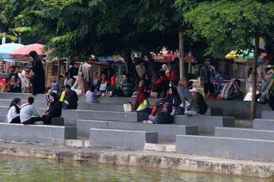 Warga mengisi waktu liburan tahun baru Imlek bersama keluarga di kawasan Waduk Sunter, Jakarta, Selasa (1/2/2022).
