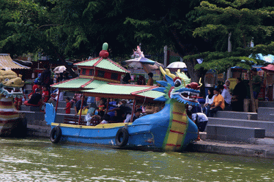 Warga mengisi waktu liburan tahun baru Imlek bersama keluarga di kawasan Waduk Sunter, Jakarta, Selasa (1/2/2022).