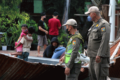 Warga mengisi waktu liburan tahun baru Imlek bersama keluarga di kawasan Waduk Sunter, Jakarta, Selasa (1/2/2022).