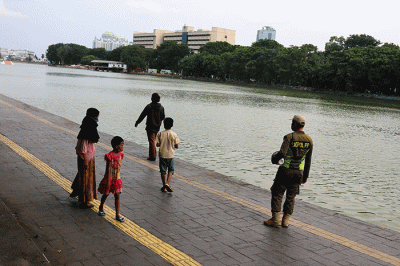 Warga mengisi waktu liburan tahun baru Imlek bersama keluarga di kawasan Waduk Sunter, Jakarta, Selasa (1/2/2022).