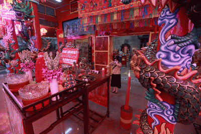 Warga keturunan Tionghoa bersembayang di Vihara Amurva Bhumi, Jakarta, Senin (31/1/2022).