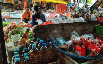 Pedagang menata jualan minyak goreng di Pasar Terong, Makassar, Selasa (1/2/2022).