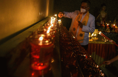 Malam menyambut tahun baru Imlek 4720 Vihara Dharmakirti Palembang menyalakan api pelita lilin sebanyak 900 yang, Senin (31/1/2022).