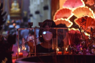 Malam menyambut tahun baru Imlek 4720 Vihara Dharmakirti Palembang menyalakan api pelita lilin sebanyak 900 yang, Senin (31/1/2022).