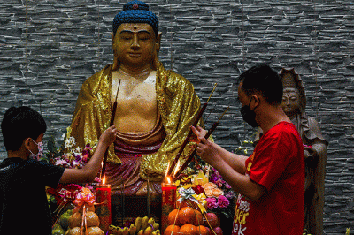 Malam menyambut tahun baru Imlek 4720 Vihara Dharmakirti Palembang menyalakan api pelita lilin sebanyak 900 yang, Senin (31/1/2022).