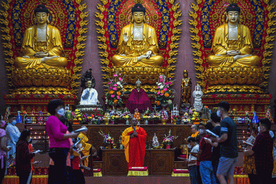 Malam menyambut tahun baru Imlek 4720 Vihara Dharmakirti Palembang menyalakan api pelita lilin sebanyak 900 yang, Senin (31/1/2022).
