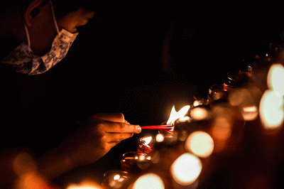 Malam menyambut tahun baru Imlek 4720 Vihara Dharmakirti Palembang menyalakan api pelita lilin sebanyak 900 yang, Senin (31/1/2022).