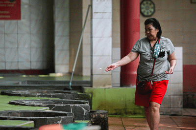 Sejumlah warga keturunan Tionghoa membasuh muka dengan air tujuh sumur Vihara Gayatri pada perayaan Tahun Baru Imlek 2573 di Cilangkap, Depok.
