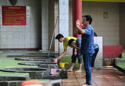Sejumlah warga keturunan Tionghoa membasuh muka dengan air tujuh sumur Vihara Gayatri pada perayaan Tahun Baru Imlek 2573 di Cilangkap, Depok.