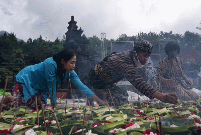 Ratusan peserta mengikuti Doa Lintas Agama Lintas Budaya bertajuk 1000 Sajen dan Dupa di pelataran Candi Gedong Songo, Kecamatan Bandungan.