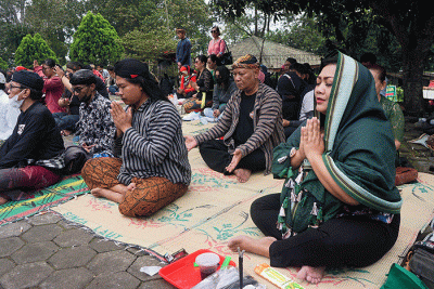 Ratusan peserta mengikuti Doa Lintas Agama Lintas Budaya bertajuk 1000 Sajen dan Dupa di pelataran Candi Gedong Songo, Kecamatan Bandungan.