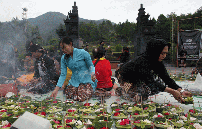 Ratusan peserta mengikuti Doa Lintas Agama Lintas Budaya bertajuk 1000 Sajen dan Dupa di pelataran Candi Gedong Songo, Kecamatan Bandungan.