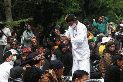 Ratusan peserta mengikuti Doa Lintas Agama Lintas Budaya bertajuk 1000 Sajen dan Dupa di pelataran Candi Gedong Songo, Kecamatan Bandungan.