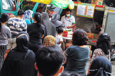 Warga mengantre membeli sembako murah di Kantor Kelurahan Cililitan, Jakarta Timur, Rabu (2/2/2022).