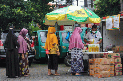 Warga mengantre membeli sembako murah di Kantor Kelurahan Cililitan, Jakarta Timur, Rabu (2/2/2022).