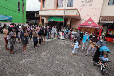 Warga mengantre membeli sembako murah di Kantor Kelurahan Cililitan, Jakarta Timur, Rabu (2/2/2022).