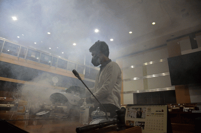 Petugas melakukan pengasapan disinfektan di ruang rapat Komisi I DPR, Kompleks Parlemen Senayan, Jakarta, Rabu, (2/2/2022).