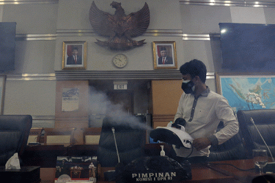 Petugas melakukan pengasapan disinfektan di ruang rapat Komisi I DPR, Kompleks Parlemen Senayan, Jakarta, Rabu, (2/2/2022).