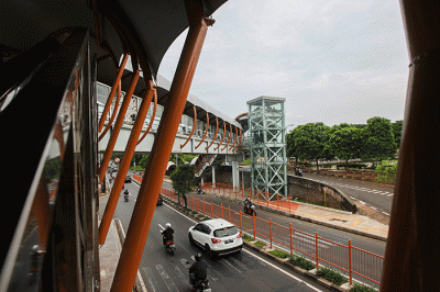 Warga melintas di Jembatan Penyebrangan Orang (JPO) Abbidin, Jl. Kolonel Sugiono, Banjir Kanal Timur (BKT), Jakarta Timur, Rabu (2/2/2022).