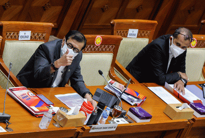 Menteri Hukum dan HAM Yasonna H. Laoly, dan Wamenkumham Edward Omar Sharif Hiariej saat Rapat Kerja dengan Komisi III DPR RI.