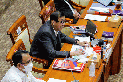 Menteri Hukum dan HAM Yasonna H. Laoly, dan Wamenkumham Edward Omar Sharif Hiariej saat Rapat Kerja dengan Komisi III DPR RI.