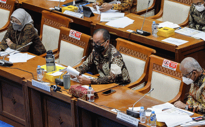 Menteri Perindustrian Agus Gumiwang Kartasasmita Rapat Kerja dengan Komisi VII DPR RI di gedung Parlemen, Jakarta, Rabu (2/2/2022).