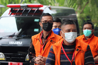 Tersangka anggota nonaktif dan mantan anggota DPRD Muara Enim tiba untuk menjalani pemeriksaan lanjutan di Gedung Merah Putih KPK, Jakarta.