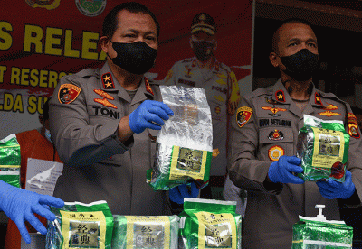 Sebanyak 16 Kg Sabu asal Aceh berhasil digagalkan Direktorat Reserse Narkoba Polda Sumsel dari dua tersangka yang membawanya mengunakan mobil pick up.