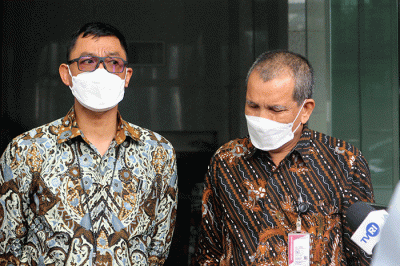 Direktur Utama PT PLN Darmawan Prasodjo (kiri) dan Deputi Pencegahan KPK Pahala Nainggolan memberikan keterangan kepada wartawan.