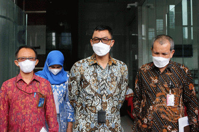 Direktur Utama PT PLN Darmawan Prasodjo (kiri) dan Deputi Pencegahan KPK Pahala Nainggolan memberikan keterangan kepada wartawan.