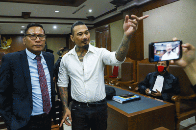 Musisi I Gede Ari Astina atau lebih dikenal Jerinx SID saat hadir untuk menjalani sidang lanjutan kasus pengancaman di Pengadilan Negeri Jakarta Pusat.