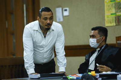 Musisi I Gede Ari Astina atau lebih dikenal Jerinx SID saat hadir untuk menjalani sidang lanjutan kasus pengancaman di Pengadilan Negeri Jakarta Pusat.