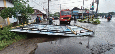 Fenomena angin kencang yang terjadi bersamaan dengan hujan lebat masih menjadi bahaya nyata. Peristiwa tersebut menerjang wilayah Kabupaten Sleman.