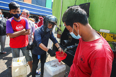 Sejumlah warga mengantre untuk membeli minyak goreng murah di Pasar Kramat Jati, Jakarta Timur, Kamis (3/2/2022).