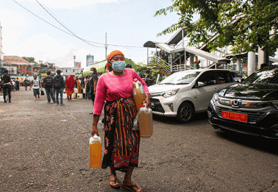 Sejumlah warga mengantre untuk membeli minyak goreng murah di Pasar Kramat Jati, Jakarta Timur, Kamis (3/2/2022).