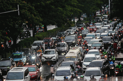 Warga melintas di Jembatan Penyebrangan Orang (JPO) di kawasan Margonda Raya, Depok, Jawa Barat, Rabu (2/2/2022).